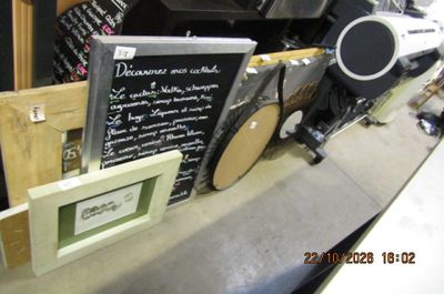 Il y a toutes sortes d'articles sur le comptoir de ce magasin.