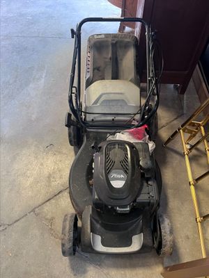 une image d'une tondeuse à gazon garée dans un garage