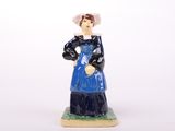 une figurine de femme en robe et chapeau bleus