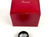 une image représentant une boîte rouge contenant une bague