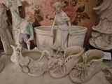 beaucoup de statues et de vases sur la table