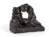 une photo représentant une sculpture de deux personnes assises sur un rocher