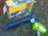une boîte posée par terre à côté d'un pistolet jouet