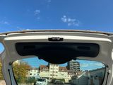 l'arrière d'une voiture dont la portière est ouverte, avec une vue sur la rue
