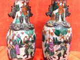 deux vases posés sur une table