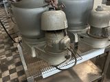 un chariot métallique sur lequel sont posés plusieurs bidons d'essence