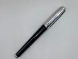 un stylo posé sur une surface blanche