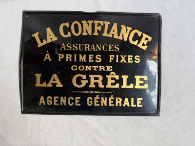 panneau en français accroché au mur d'un magasin à Paris