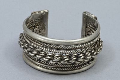 bracelet manchette en argent orné d'un motif tressé sur le dessus