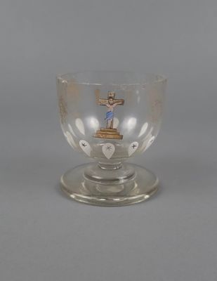un verre sur lequel est représenté un homme