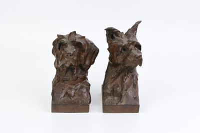 une paire de serre-livres en bronze représentant des chiens, sur fond blanc
