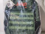 un sac à dos vert emballé dans du plastique