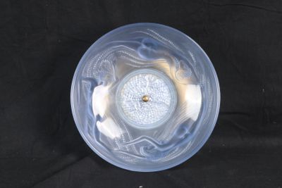 un saladier en verre orné d'un motif blanc et bleu