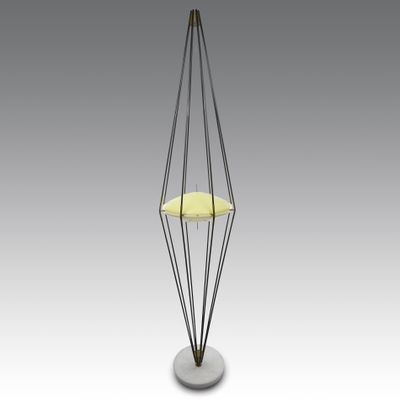 une photo d'un lampadaire moderne avec un abat-jour jaune