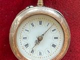 une montre de poche en or avec des chiffres romains