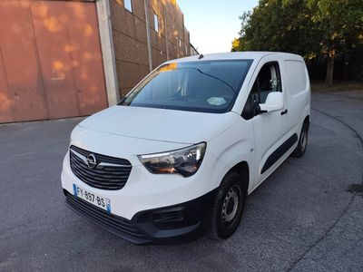 la camionnette blanche est garée sur le côté de la route