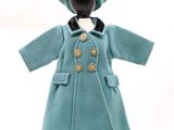 un mannequin vêtu d'un manteau bleu et d'un chapeau