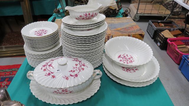 Partie de service en porcelaine Haviland à décor de branchages fl...