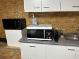 un micro-ondes et un évier dans une petite cuisine