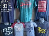 de nombreux t-shirts exposés sur une table
