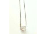 un collier en or blanc orné d'une boule en diamant suspendue à une chaîne