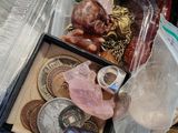 une boîte contenant un grand nombre d'objets différents
