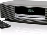 une horloge posée sur une radio équipée d'une télécommande