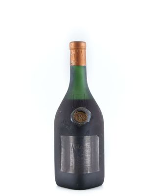 une bouteille de vin posée sur une table