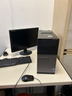un ordinateur de bureau posé sur une table avec un clavier et une souris