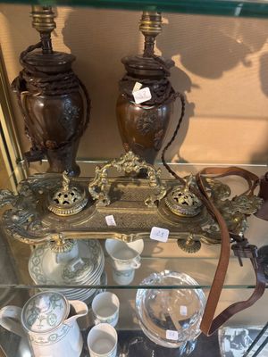 une vitrine en verre sur laquelle sont disposés de nombreux vases