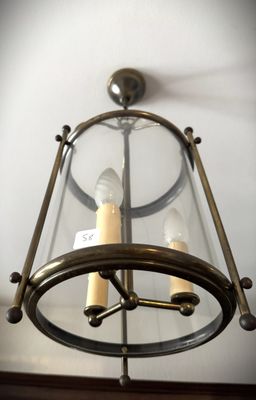 une lampe suspendue au plafond de la pièce