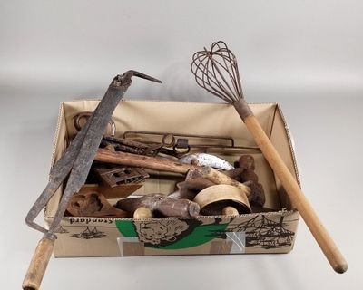 une boîte contenant des outils et un fouet