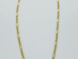 un collier à chaîne en or sur fond blanc