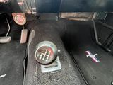 un gros plan du tableau de bord d'une voiture avec un volant