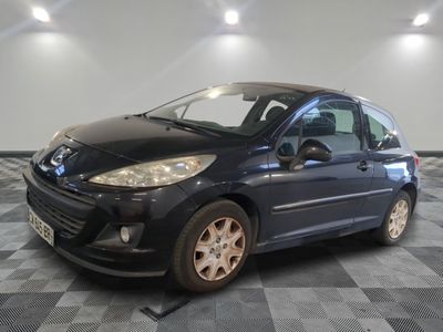la photo d'une petite voiture noire garée dans un garage