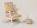 une chaise et un repose-pieds placés l'un à côté de l'autre