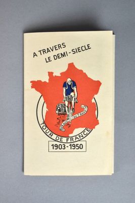 un livre sur lequel figure l'image d'un homme à vélo sur une carte