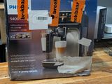 une machine à café posée sur une table en bois dans un magasin