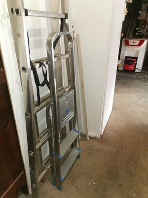 une échelle adossée au mur d'une pièce