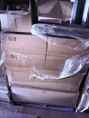 une pile de cartons emballés et prêts à être expédiés