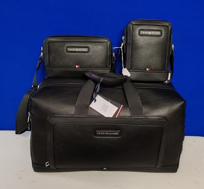 deux bagages posés sur une table près d'un mur bleu