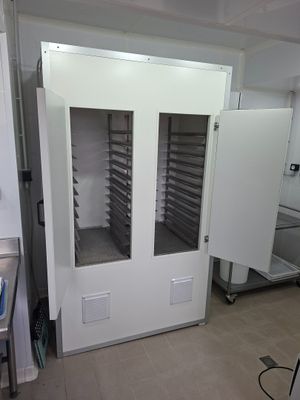 une photo d'un séchoir alimentaire professionnel dans une cuisine professionnelle