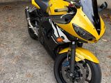 une moto jaune et noire garée sur un parking