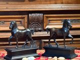 deux statues de chevaux posées sur une table