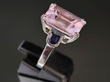 une bague en saphir rose et diamants posée sur un téléphone portable