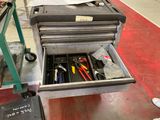 une boîte à outils avec des outils sur le sol