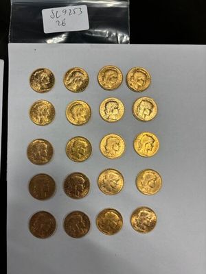 Deux sacs de pièces d'or sont posés l'un à côté de l'autre sur une table.