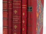 cinq livres rouges empilés les uns sur les autres sur une table