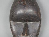 une image représentant un masque en bois sur lequel figure un visage
