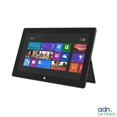 La tablette Microsoft Surface est exposée devant un fond blanc.